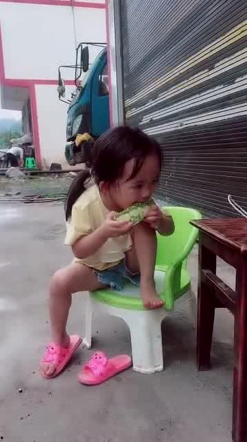 罗山网友爆料女汉子视频,女汉子视频引热议，网友直呼“太霸气”  第2张